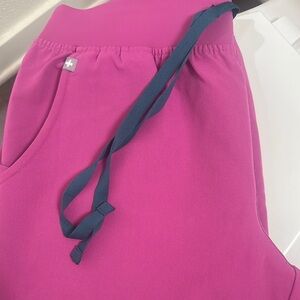 Medium petite FIGSl Zamora 
Jogger, no flaws, bright fuchsia